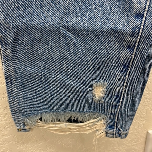 Good American Good Boy Distressed Jeans 2/26 - Picture 4 of 9